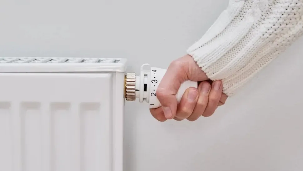 Bucureștenii nu mai primesc căldură în calorifere. Termoenergetica a anunțat că „închide robinetele”