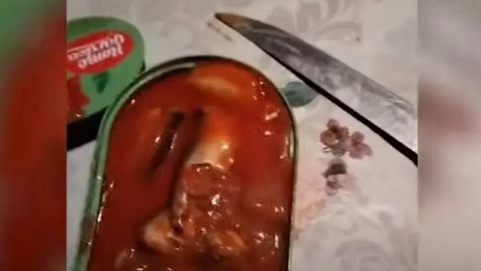 Imagini care îți întorc stomacul pe dos - Au găsit viermi într-o conservă de pește cumpărată de la un renumit supermarket
