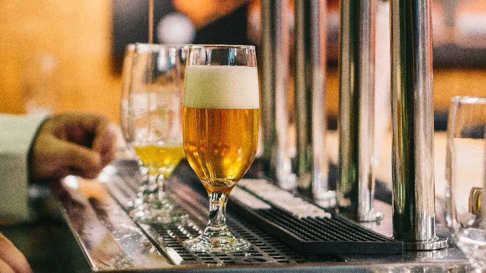 Cât timp rămâne ALCOOLUL în sânge? Află când poți urca la volan, după ce ai băut, și care băuturi se elimină cel mai greu