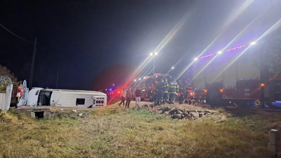 Accident TERIBIL în Dâmbovița, pe DN7. Microbuz cu 12 oameni, răsturnat pe maginea șoselei. 8 oameni sunt răniți GALERIE FOTO