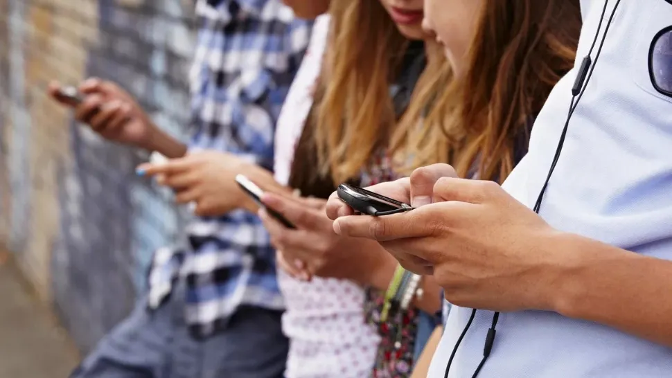 Conectați la internet, deconectați de societate: 94% din tinerii români își petrec viața online și sunt complet dezinteresați de participarea socială