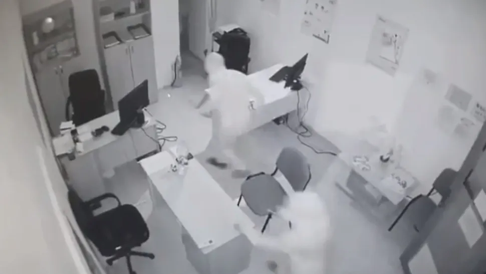 VIDEO - Cuplu de hoți, filmat când dădea lovitura la seiful unei societăți. Cum operau cei doi