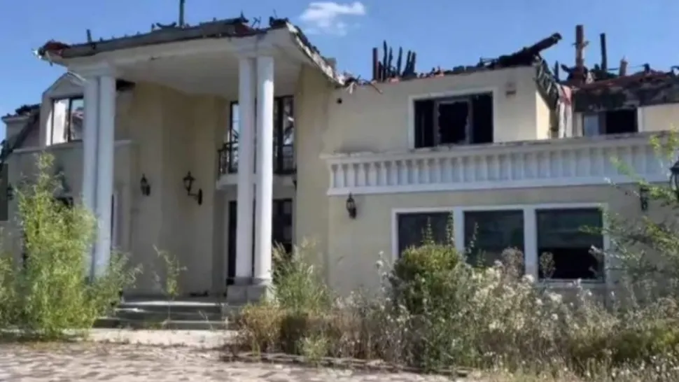 Fosta casă din Izvorani a lui Irinel Columbeanu a ajuns o ruină. Imagini cu starea deplorabilă a fostului cuibușor de nebunii  