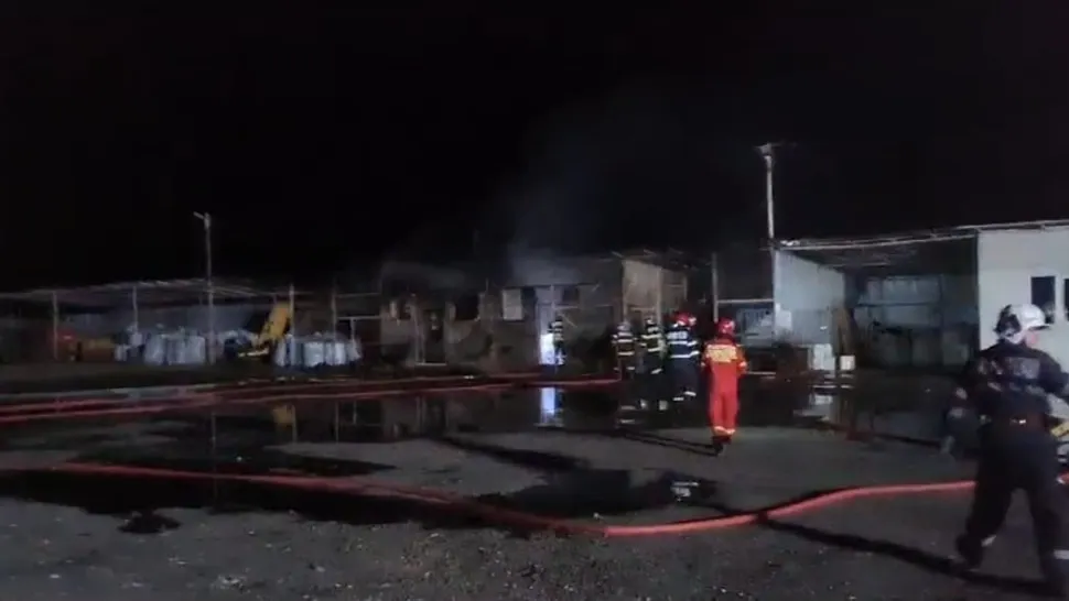 Incendiu de proporții la Loloiasca. A luat foc bazinul cu motorină. Flăcările au fost stinse