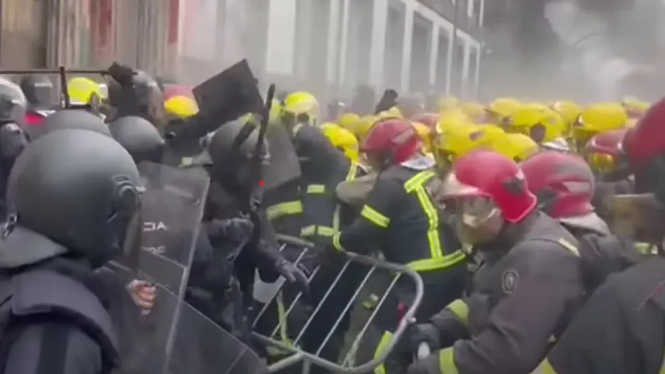Violențe fără precedent. Pompierii se bat cu poliția VIDEO