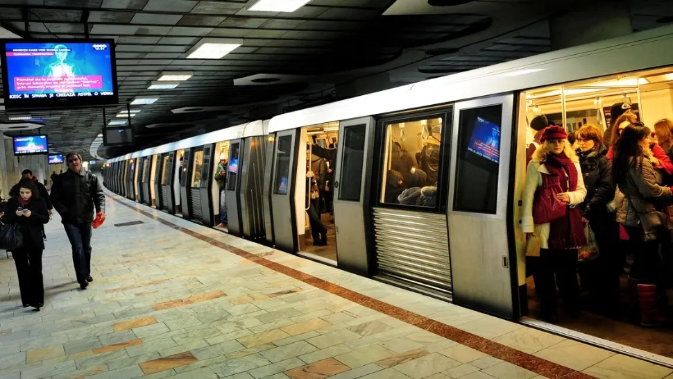 O vedetă TV a fost bătută la metrou, după ce a înjurat un bărbat din greșeală