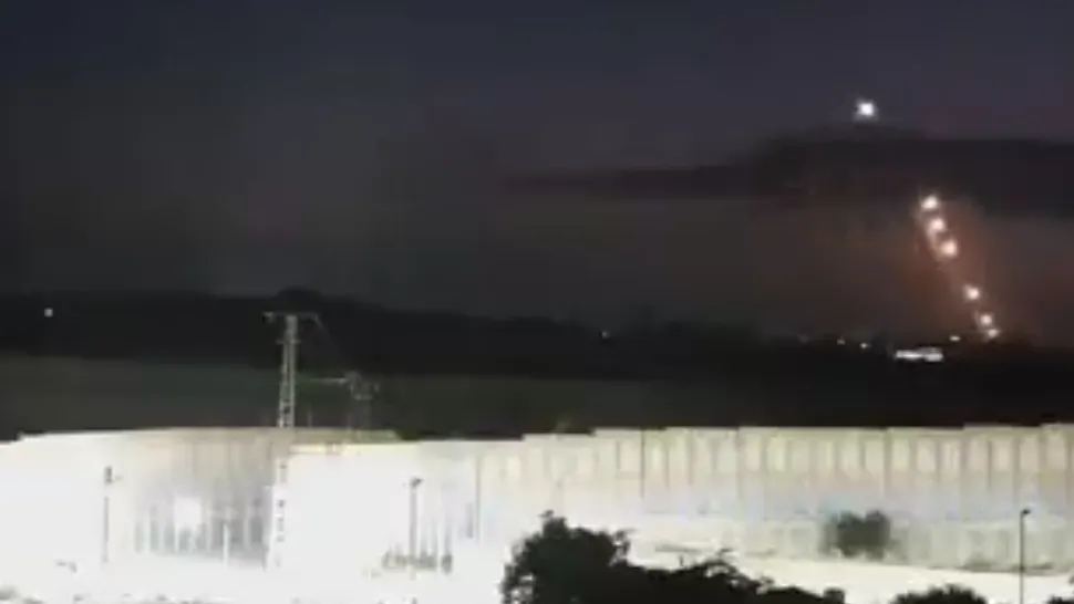 Momentul în care a fost lovit spitalul din Gaza, surprins live de Al Jazeera. Imagini controversate - VIDEO