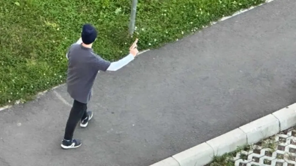Alertă în Sibiu după ce un adolescent a ieșit cu pistolul pe stradă și a început să amenințe - Polițiștii l-au reținut imediat