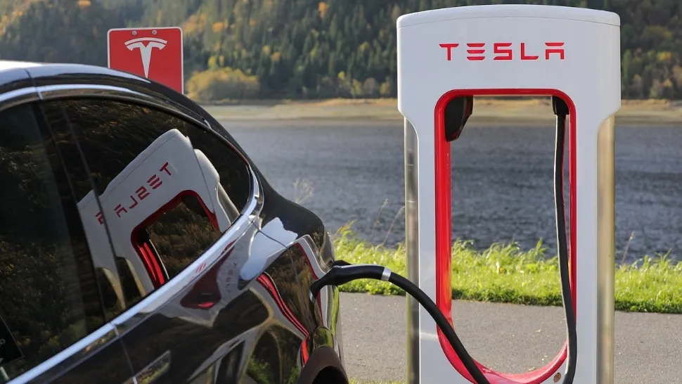 Suma astronomică plătită de un proprietar de Tesla după ce bateria a fost deteriorată de o ploaie banală. "Am fost uluit"