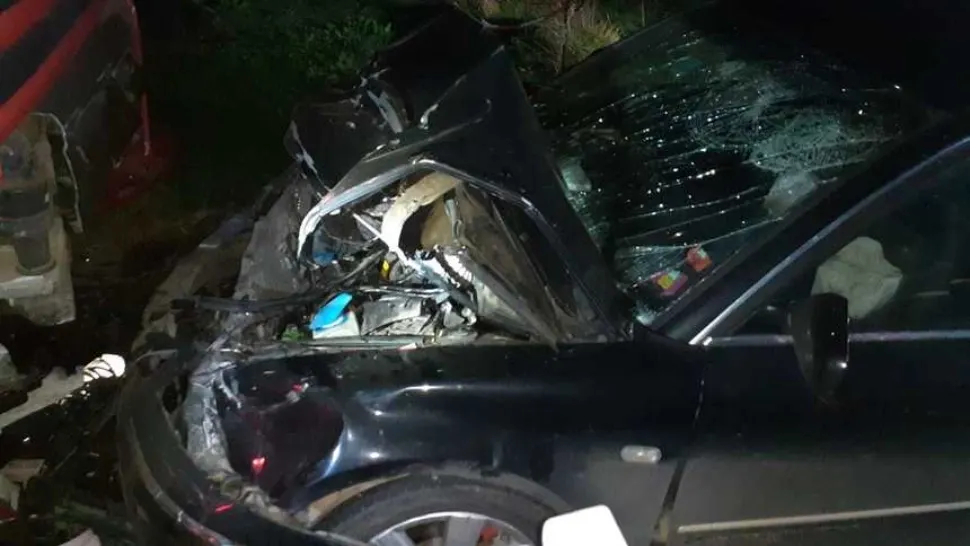 Accident grav în Cluj - O mașină și un camion s-au ciocnit - Trei persoane au fost grav rănite