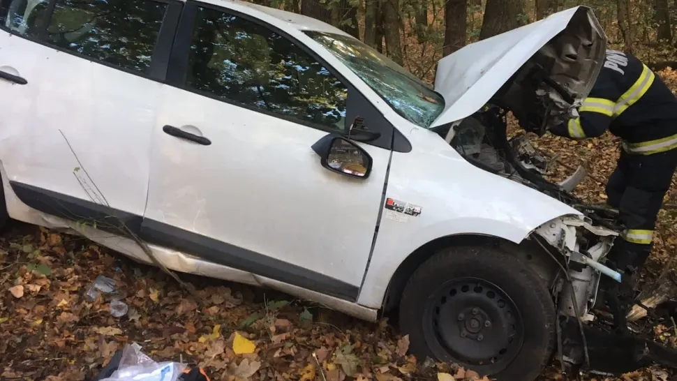 Accident grav, lângă o pădure din Giurgiu: un tânăr de 20 de ani a murit după ce s-a izbit cu mașina de copaci - FOTO