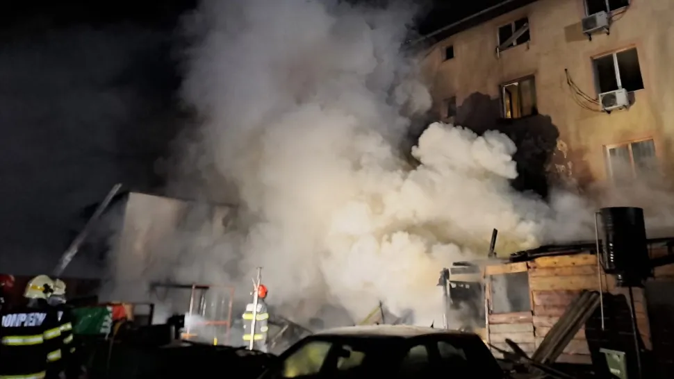 Incendiu la un bloc din Arad: fațada a fost cuprinsă de flăcări - panică printre locatari - FOTO