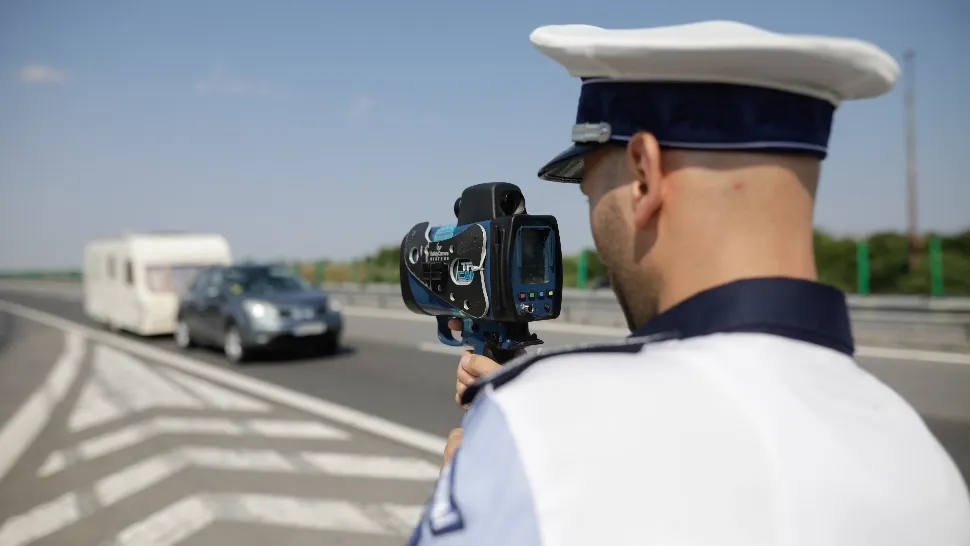 Un polțist vitezoman s-a ales cu dosar penal! Agentul a fost surprins cu aproape 140 km/h în localitate