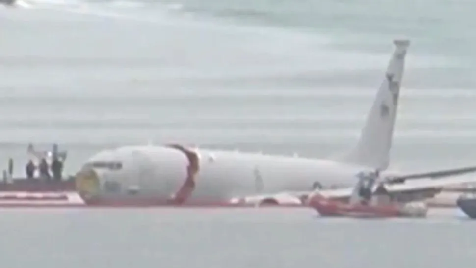 Un avion Boeing 737 s-a prăbușit în SUA - Toți pasagerii și echipajul de la bord AU SUPRAVIEȚUIT în mod miraculos - VIDEO