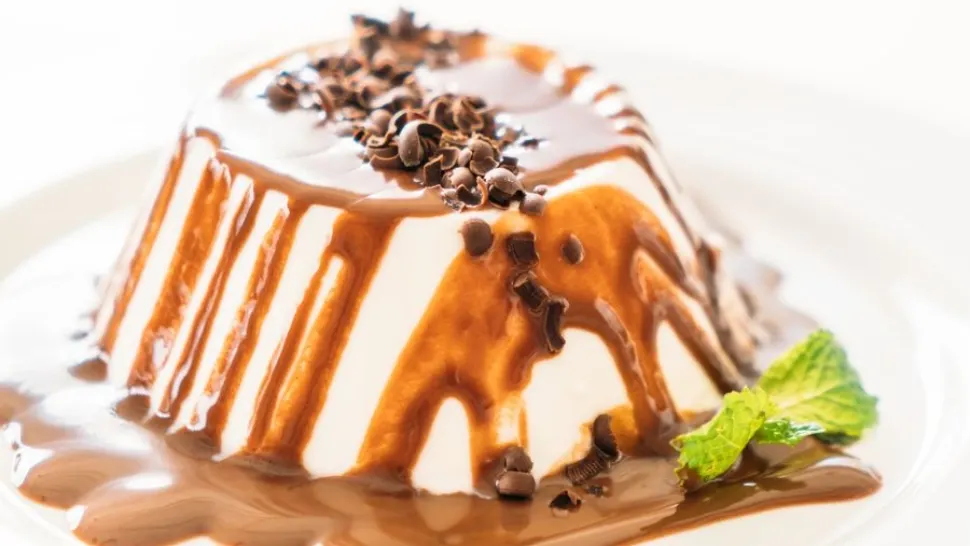 Extaz culinar. Cum să îmbini perfecțiunea Panna Cottei cu aroma îmbietoare a sosului de ciocolată - Rețetă simplă