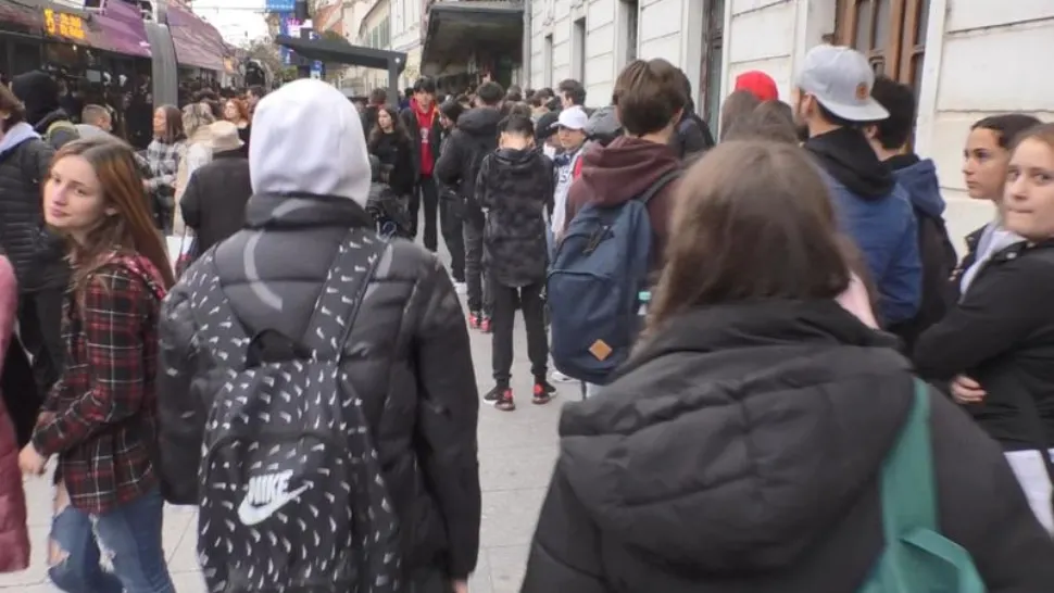 Sute de tineri au blocat un bulevard pentru a sta la coadă la șaorma gratuită de Black Friday