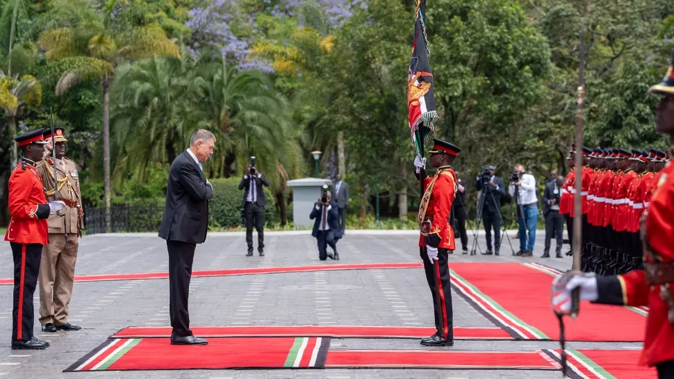 Vizita lui Iohannis în Kenya. Fanfara a intonat fals imnul României VIDEO