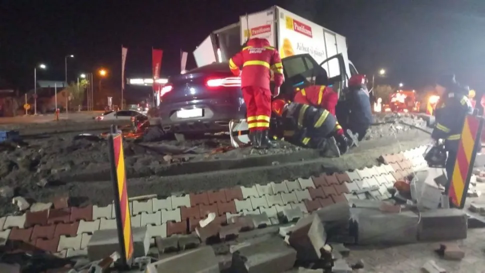 Accident teribil la Iași - Un autoturism a intrat în mașina cu pâine - 5 persoane grav rănite