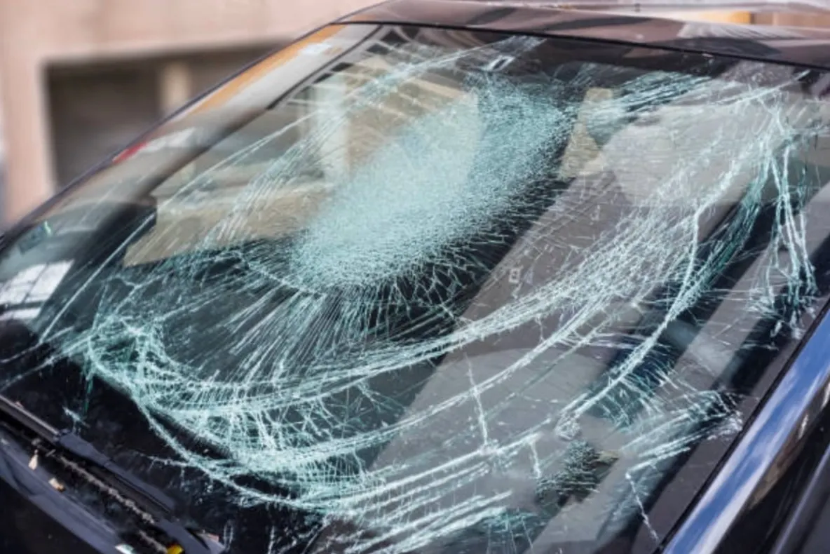 Bătaie cu bâte și pietre, într-o comună din Dâmbovița, din cauza unei mașini parcate. Scandalul, întreținut de mai multe femei