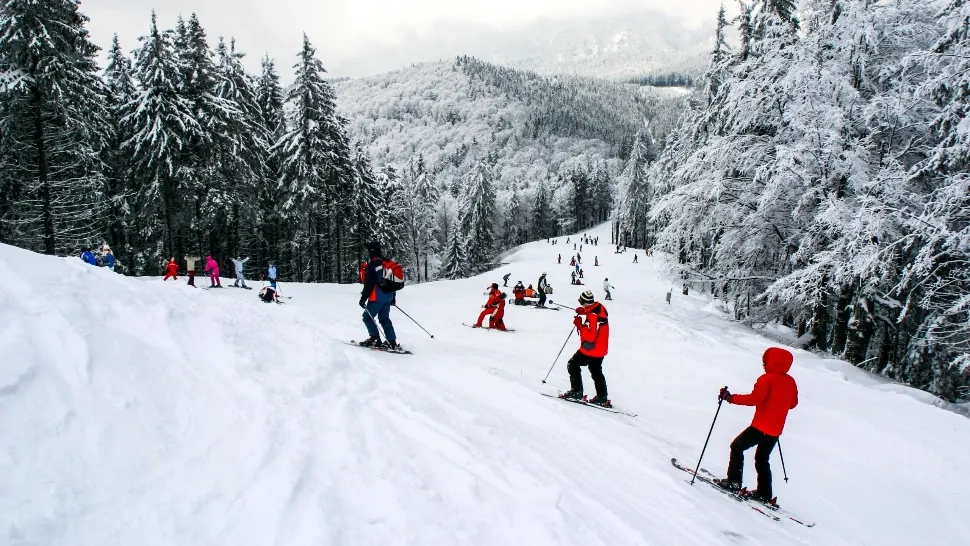 Pârtiile de la Sinaia au fost luate cu asalt de turiști în prima zi a anului. Peste 1000 de oameni se bucură de zăpadă