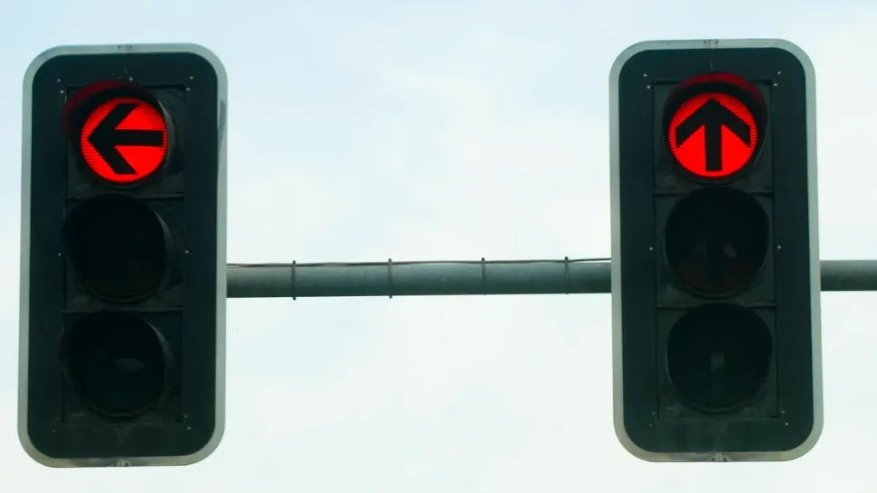 Când este permis să treci pe roșu la semafor, conform legii rutiere