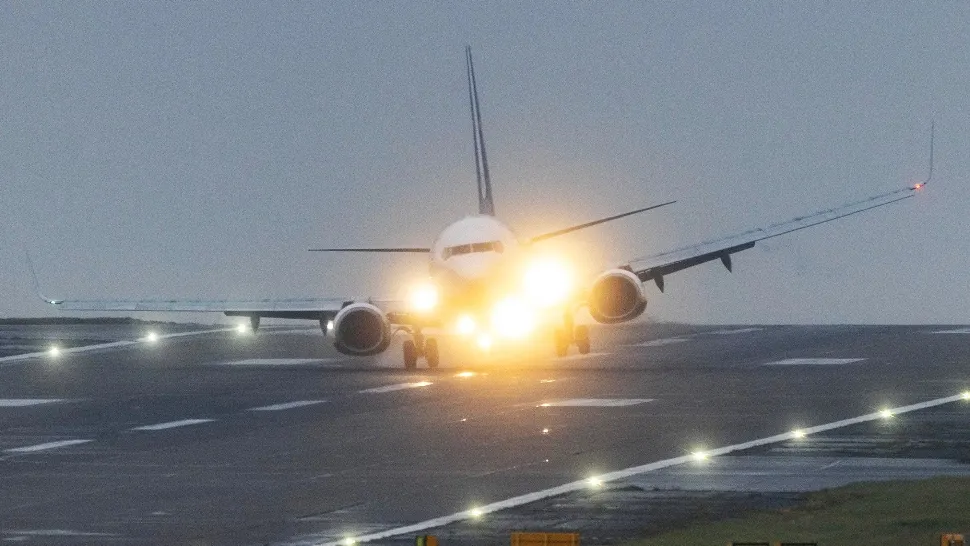 Aeronavă cu români la bord, lovită de fulger, în Italia 