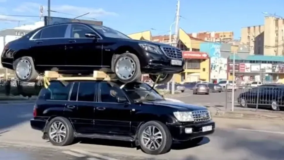 Videoclipul care a uimit internetul: O Toyota se transformă în cărăuș de lux și transportă un Maybach pe acoperiș