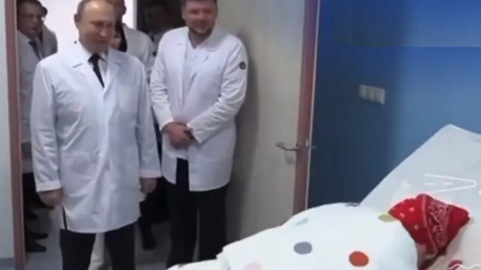 Vladimir Putin, făcut de râs de un băiețel. A reacționat de parcă l-a văzut pe baubau - VIDEO