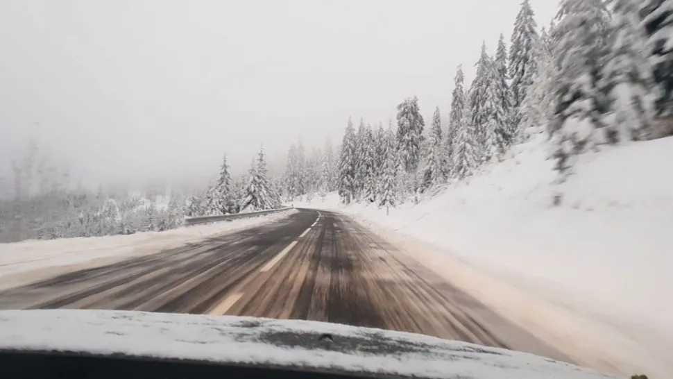 Zapădă de câțiva centimetri pe șoselele de la munte. Drumarii intervin cu utilaje și cer șoferilor să evite zonele VIDEO