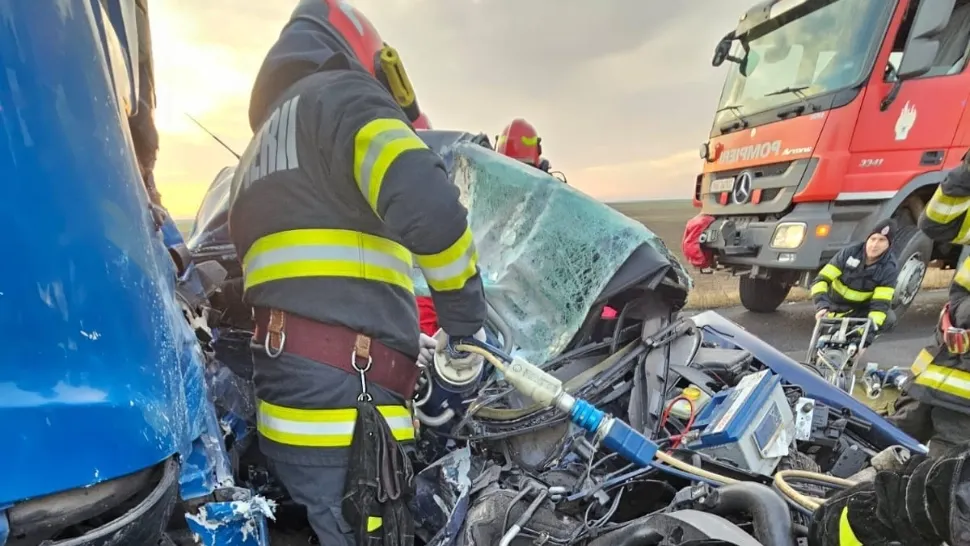 Tragedie în Mehedinți după ciocnirea dintre o mașină și un TIR: 2 persoane au murit, mamă și fiică, rămase încarcerate - Trafic blocat - FOTO
