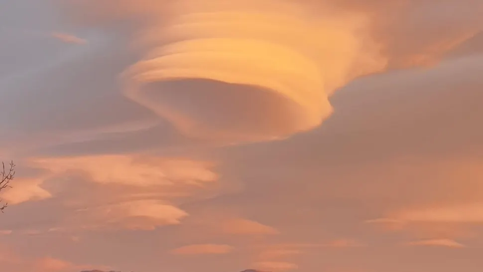 Fenomen spectaculos pe cerul României! "Nori OZN", observați în Câmpulung - FOTO