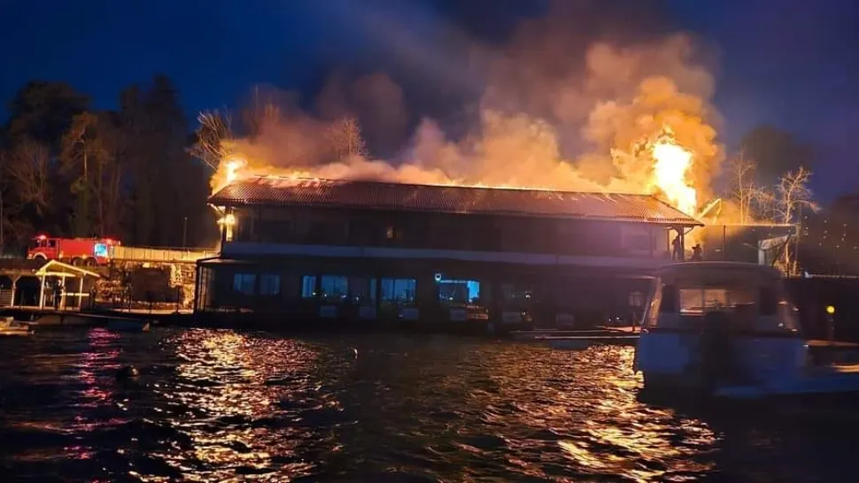 Incendiu la Taverna Racilor din Snagov: focul se manifestă violent pe o suprafață de 500 mp - Acoperișul pe structura din lemn s-a prăbușit parțial