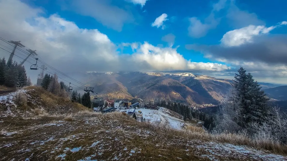 Viscolul strică planurile turiștilor. Telecabina din Sinaia funcționează parțial, doar până la Cota 1400