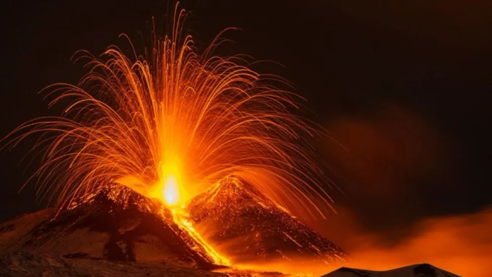 Cel mai mare vulcan activ a erupt din nou: Lavă fierbinte revărsată pe zăpadă și fum dens - Imagini spectaculoase
