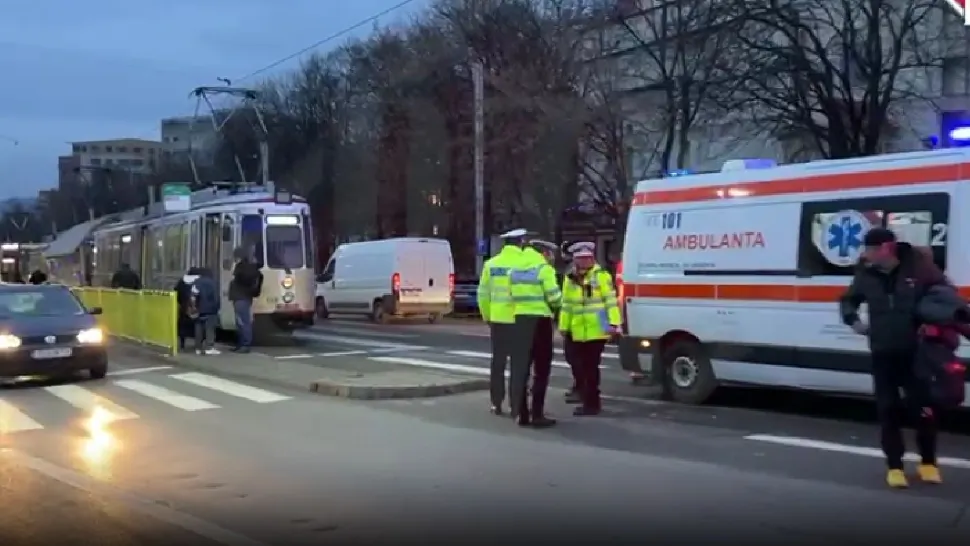 Accident înfiorător la Iași. O persoană a fost prinsa ÎNTRE tramvaie