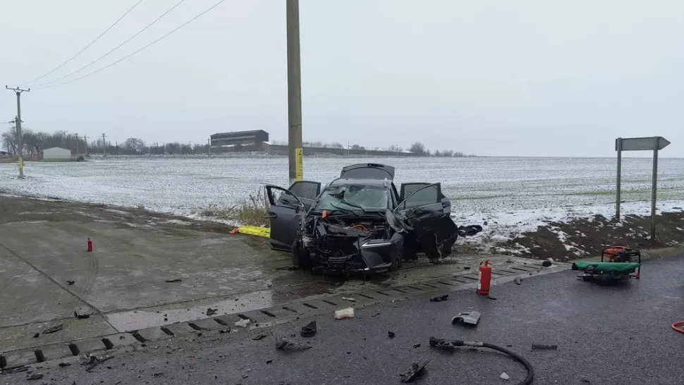 Accident grav, în Războieni, jud. Iași: 2 morți și 3 răniți, după impactul violent dintre o mașină și un microbuz