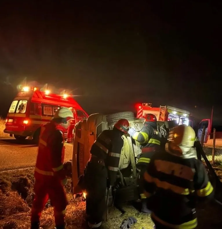 Plan roșu de accident rutier. Un autocar și un camion s-au ciocnit în apropiere de Scornicești