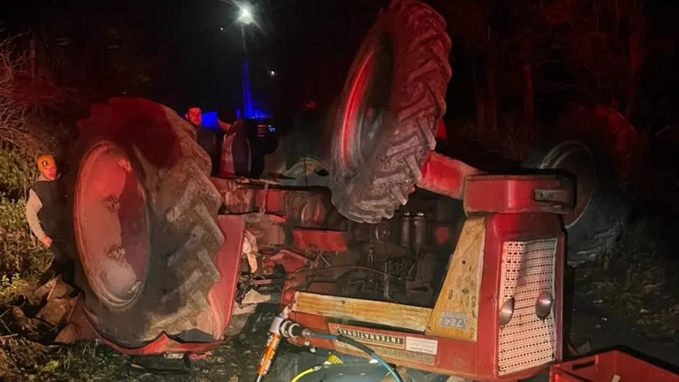 Accident înfiorător în județul Suceava: 2 bărbați răniți - Unul are multiple traumatisme după ce a fost prins sub un tractor răsturnat 