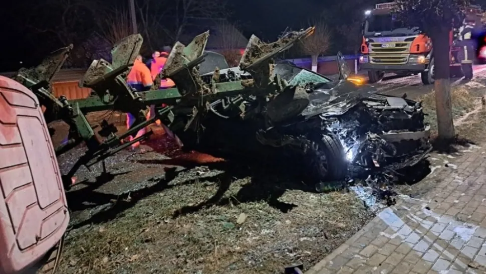 Accident înfiorător în județul Suceava. Un om a murit și alți 2 sunt grav răniți, după ce un autoturism s-a izbit de plugul unui tractor - FOTO 