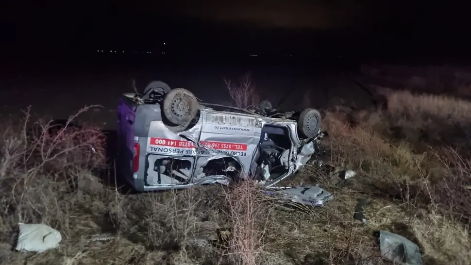 Un pasager a MURIT, alți 6 au ajuns la spital, după ce un microbuz s-a răsturnat în jud. Dâmbovița. S-a activat plan ROȘU - VIDEO
