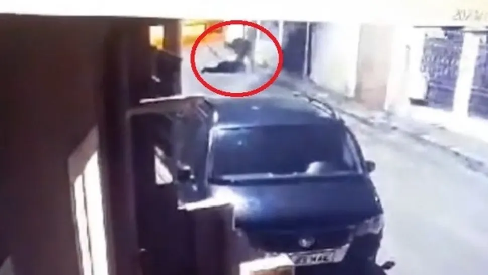 Bărbat de 70 de ani, bătut cu bestialitate de un tânăr în plină stradă. Avea nevoie de bani pentru păcănele