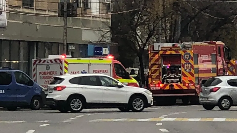 ALERTĂ la Ploiești după un incendiu cu degajare mare de fum - Zeci de persoane evacuate din sediul unei bănci - Intervenția pompierilor