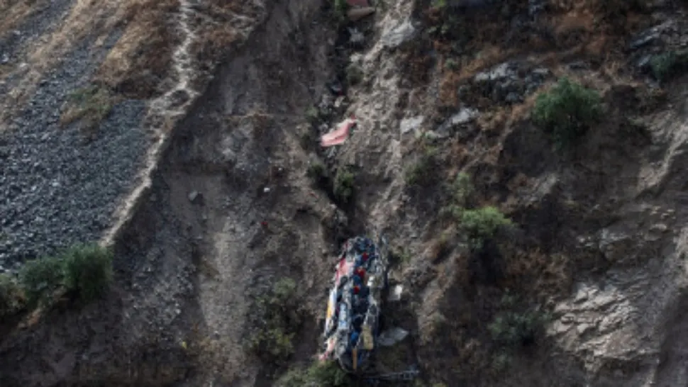 Autocar prăbușit în prăpastie - 17 persoane au murit pe loc