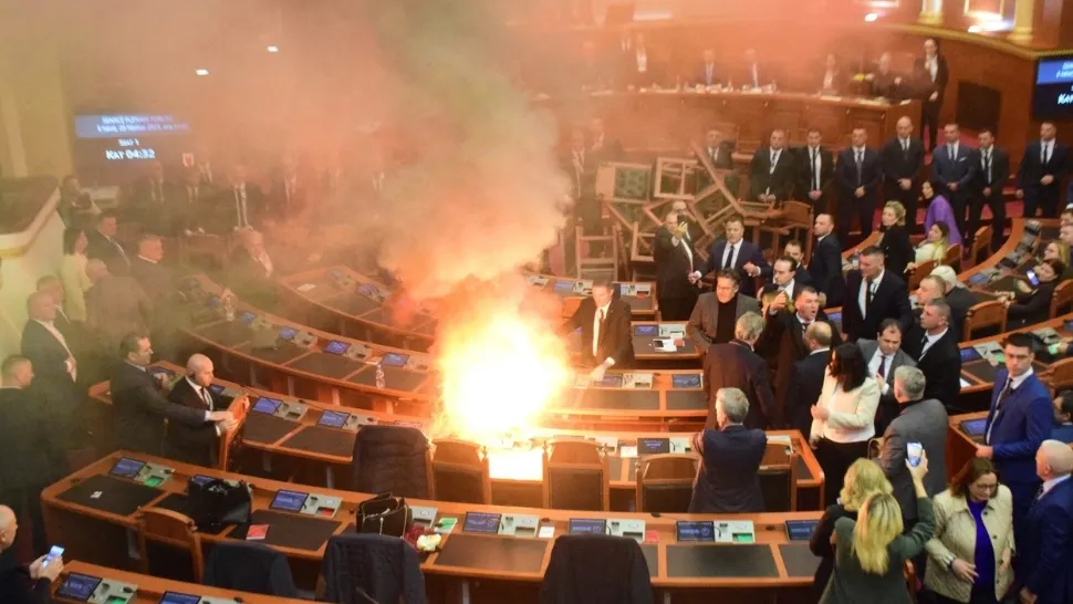 Scene ca pe stadion în Parlamentul Albaniei. Fumigene și flăcări, opoziția încercat din răsputeri să blocheze dezbaterile