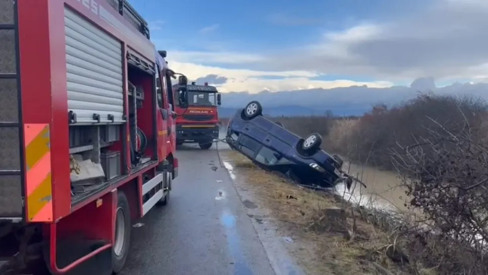 Sfârșit tragic pentru un copil de 13 ani, mama și bunica sa, după ce mașina în care se aflau s-a răsturnat într-un șanț plin cu apă