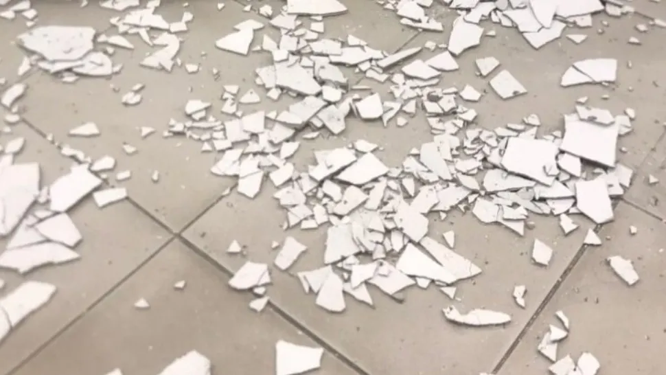 Incident șocant într-un supermarket din Pitești - Tavanul s-a prăbușit - Zeci de oameni în pericol