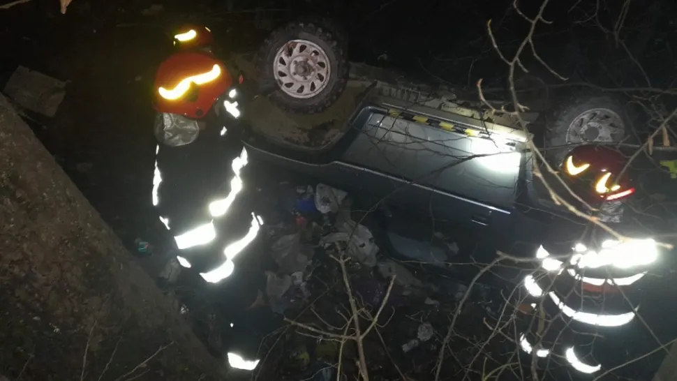  Doi bărbați răniți, după ce s-au răsturnat cu mașina într-o prăpastie - Accident grav în județul Alba
