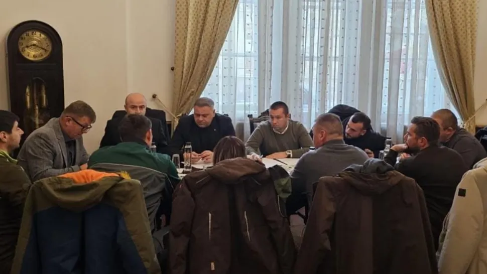 Ministrul Agriculturii, cinci ore de dezbateri cu fermierii din Botoşani şi Timiş: „Au înţeles că în buget există bani pentru toate problemele lor”