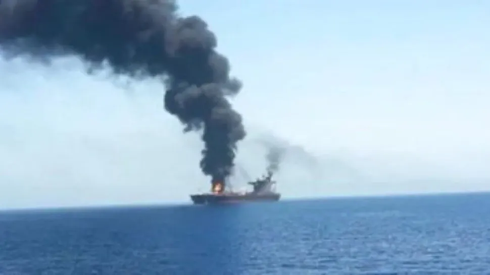 Petrolier britanic în flăcări, în Golful Aden, după un atac Houthi cu rachete. Nu există informații despre posibili răniți