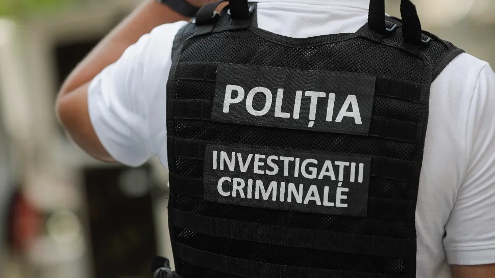 Polițistul care și-a descărcat arma în vecini a vrut să se sinucidă după atac. Bărbatul, găsit umblând aproape dezbrăcat pe stradă, lucra de 22 de ani în sistem